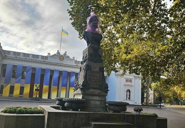 В Одесі Пушкіна прикрили рожевим пакетом: пікет проти знесення пам’ятників (відео)