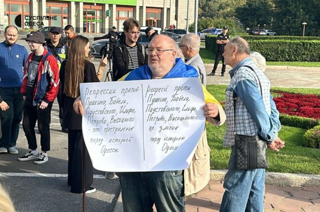 Одесити знову вийшли на мітинг проти зносу Пушкіна (відео)