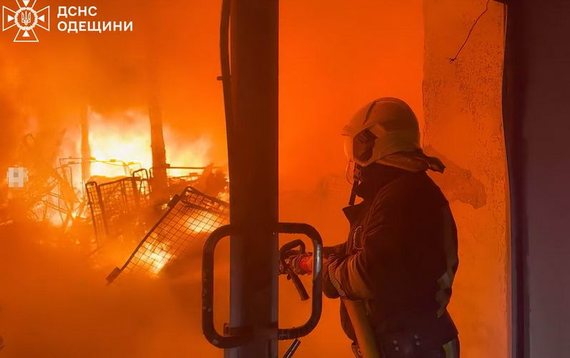 В Одессе 9 часов тушили масштабный пожар (фото)