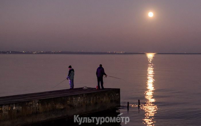 Как выглядит Суперлуние на одесском пляже Ланжерон (фото)