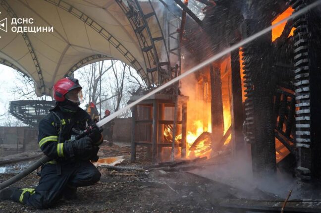 Пожежа в Одесі: загиблий чоловік та згорілий заклад відпочинку в Аркадії (фото, відео)