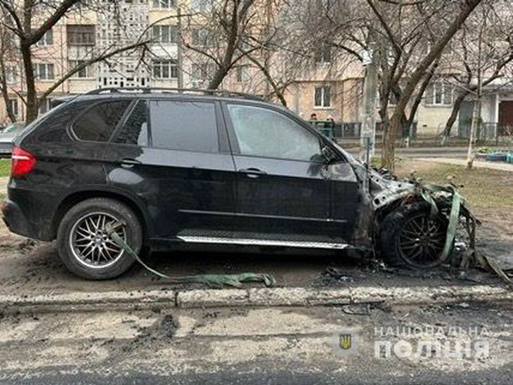 На Таирова двое молодых людей подожгли BMW X5 за деньги