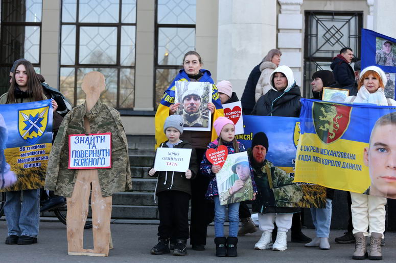 На Привокзальной площади прошла акция поддержки без вести пропавших и пленных защитников