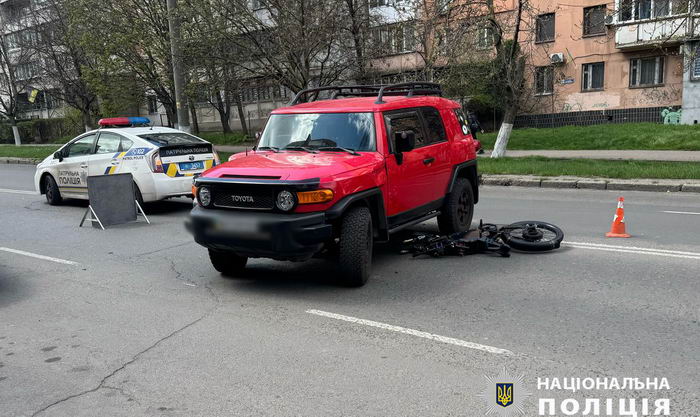 Водитель Toyota на Академика Королева совершил разворот через двойную и сбил велосипедиста