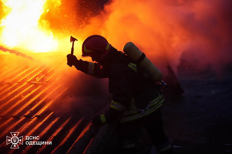 В Одессе тушили масштабный пожар на складе