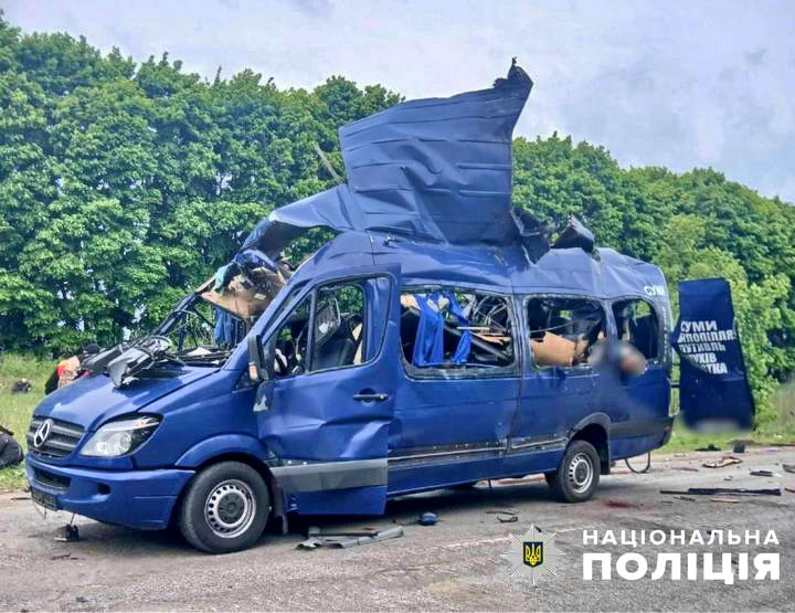 9 человек погибли в автобусе после атаки российским дроном в Сумской области