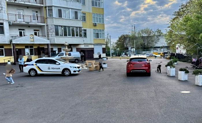 В одесском дворе многоэтажки авто наехали на ребенка