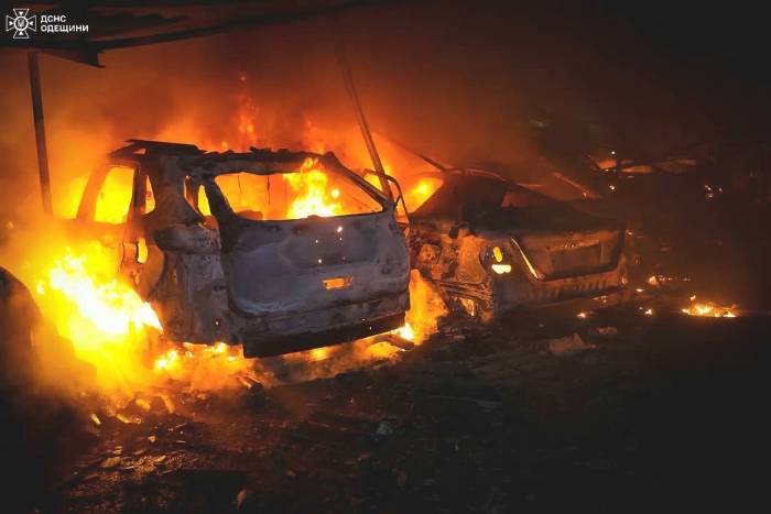 После атаки «шахедов» под Одессой сгорело 20 авто