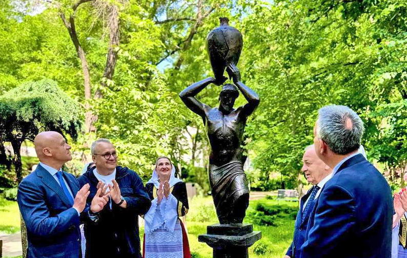 В Одессе открыли скульптуру «Время» Михаила Ревы
