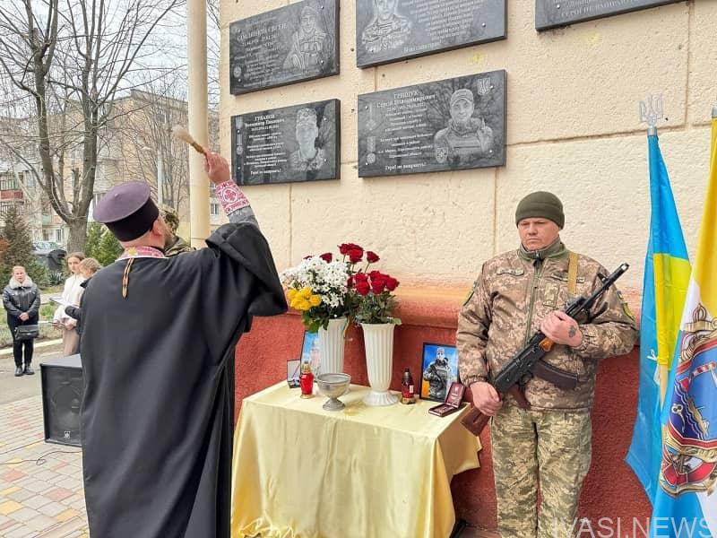 На стіні ліцею в Чорноморську вшанували імена загиблих захисників(фото)