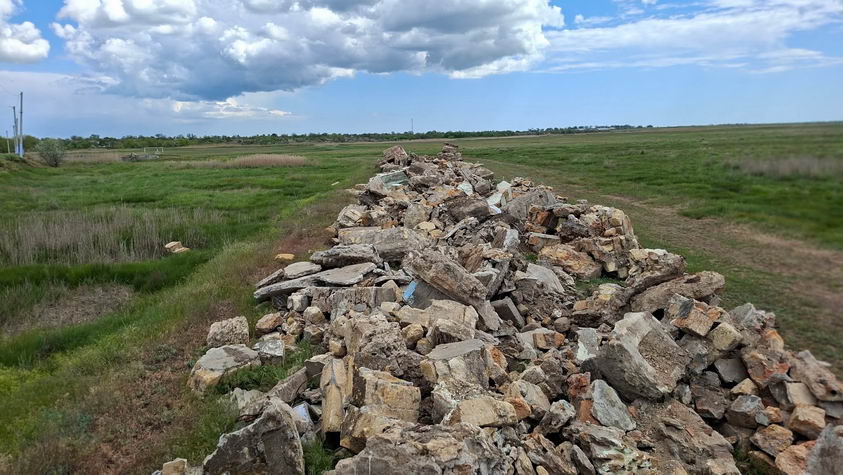 Возле природного парка «Тузловские лиманы» устроили свалку строительного мусора