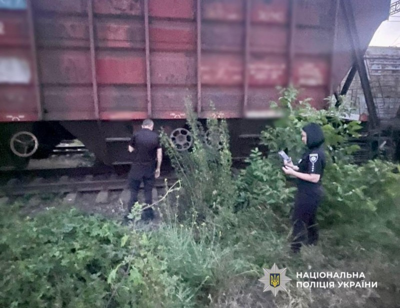 Под Одессой 13-летняя девушка забралась на грузовой вагон и получила удар током