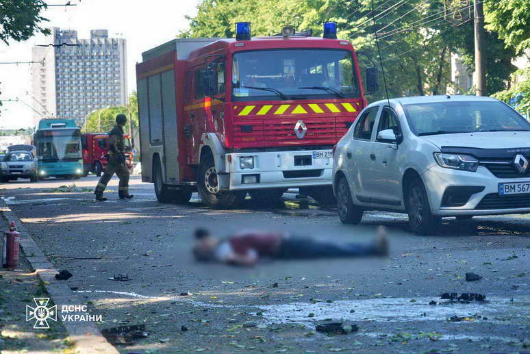 Три человека погибли в центре Сум из-за удара рашистов из РСЗО