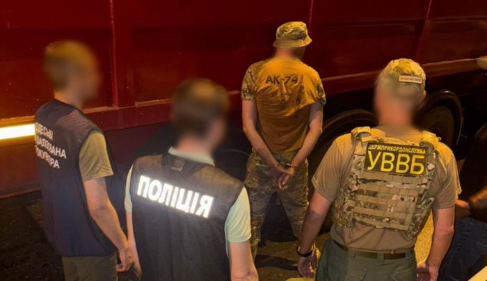 В Одесской области задержали военного, который за 10500 долларов организовал незаконное пересечение границы