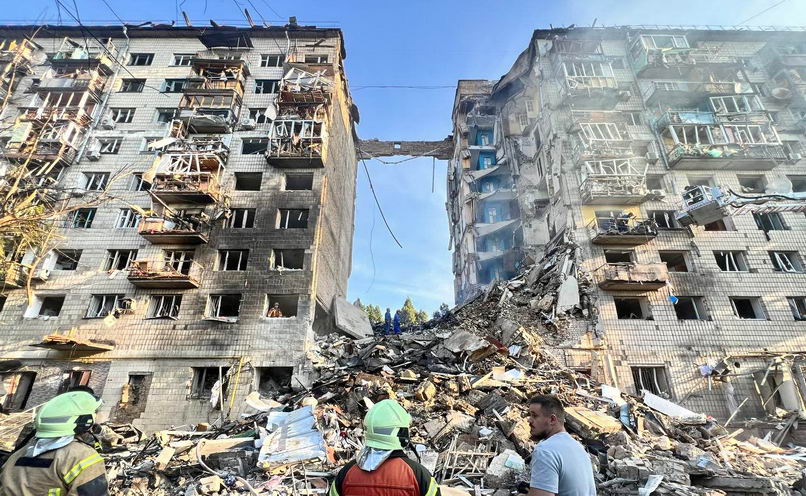 В Киеве российская баллистика разрушила многоэтажный дом