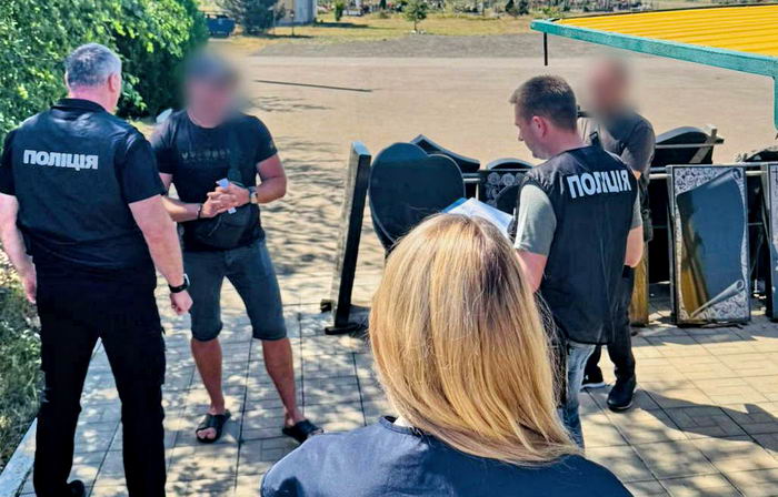 В Одесской области заведующий кладбищами требовал 1500 долларов за место захоронения