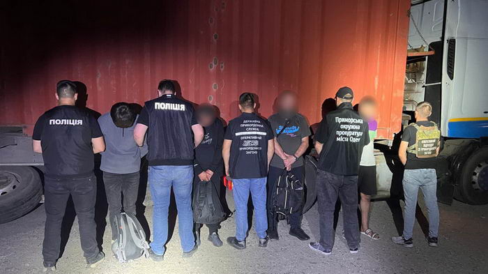 В Одесской области трое уклонистов пытались попасть в Молдову в фуре с дровами