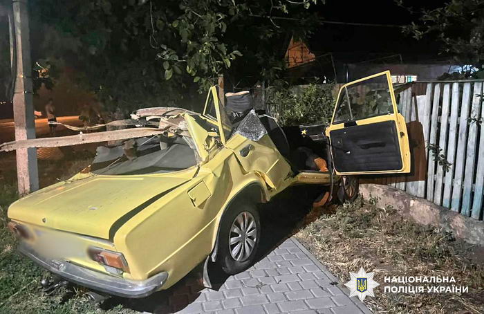 В Одесской области столкнулись комбайн и автомобиль. Водитель легковушки погибла