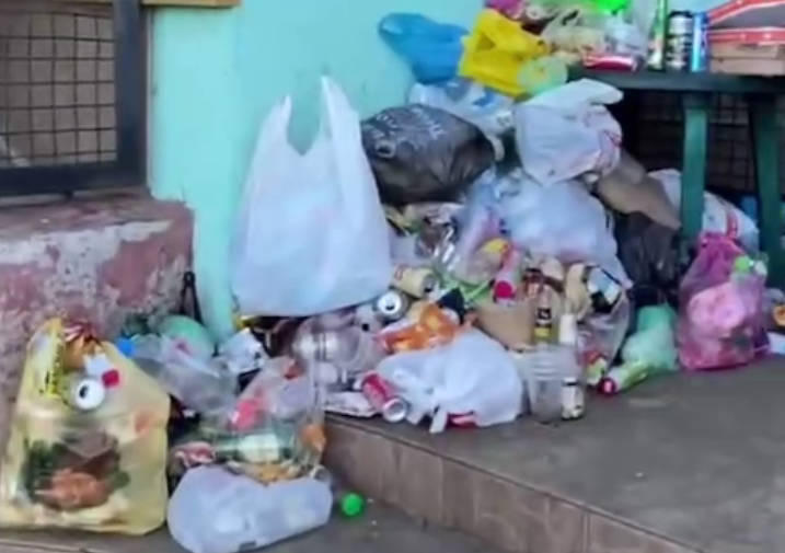 На одесском пляже отдыхающие набросали гору мусора
