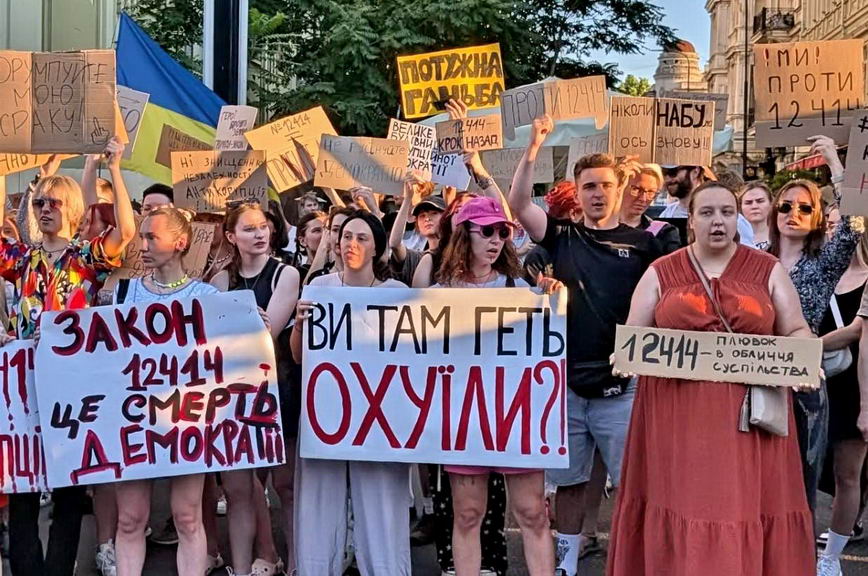 В Одессе более 300 человек вышли на митинг против коррупции: «Вы там ох..ели!»