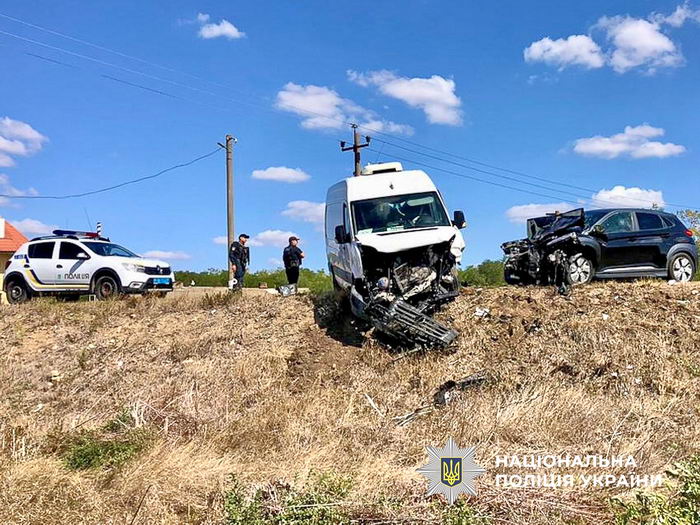 Одесситка за рулем Hyundai потеряла управление и врезалась в грузовой бус