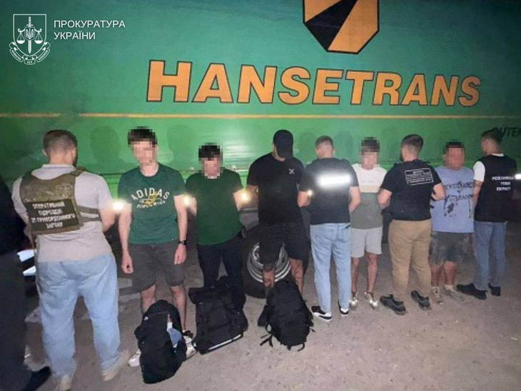 Трое одесситов приготовили по 16 тыс. долларов за незаконное пересечение границы
