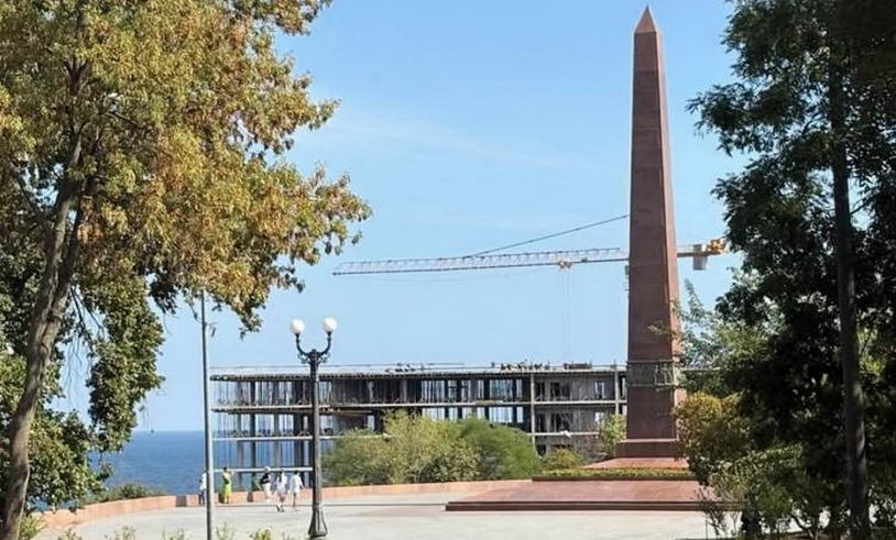 Одесситы возмущены новостройкой напротив мемориала «Памятник неизвестному матросу»