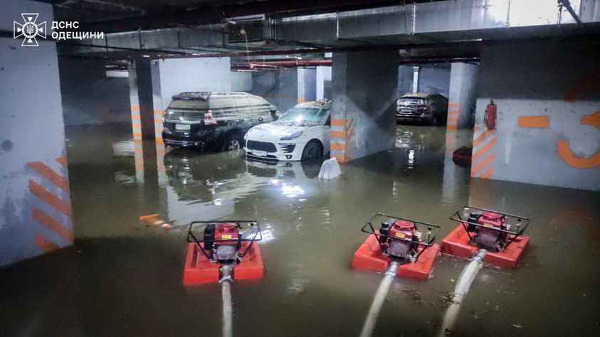 В одесском ЖК в паркинге двое суток под водой были 15 дорогих автомобилей