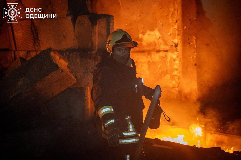 Ночная атака по Одессе: повреждена энергетика, гостиница, частные дома
