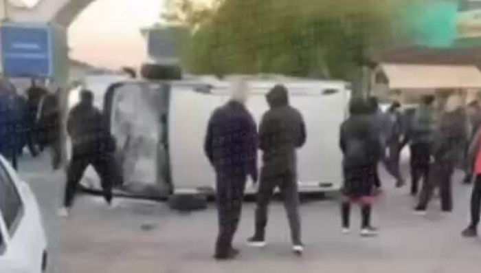 В Одессе толпа напала на автомобиль ТЦК и разбила его