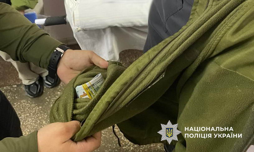 В Одесской области задержали военного врача за взятку в 2000 долларов