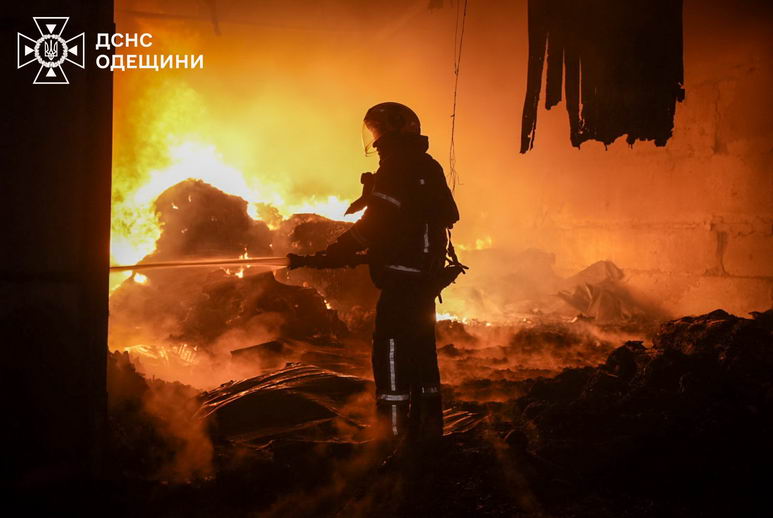 Рашисты атаковали под Одессой склады с товарами