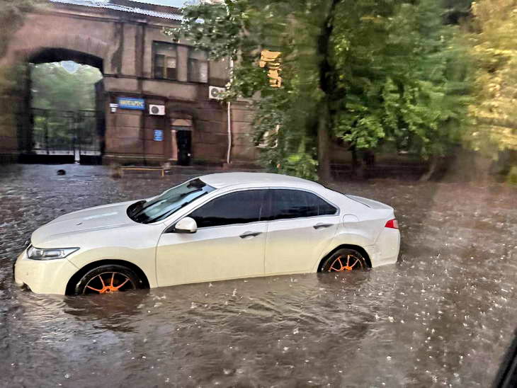 Одесса ушла под воду: выпала 45-дневная норма осадков (фото)