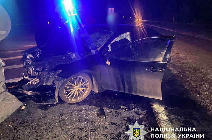 На трасі Київ-Одеса автомобіль на швидкості врізався у відбійник, водій загинув