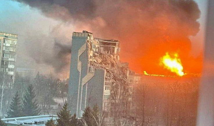 Российская ракета разрушила многоэтажное здание в Тернополе