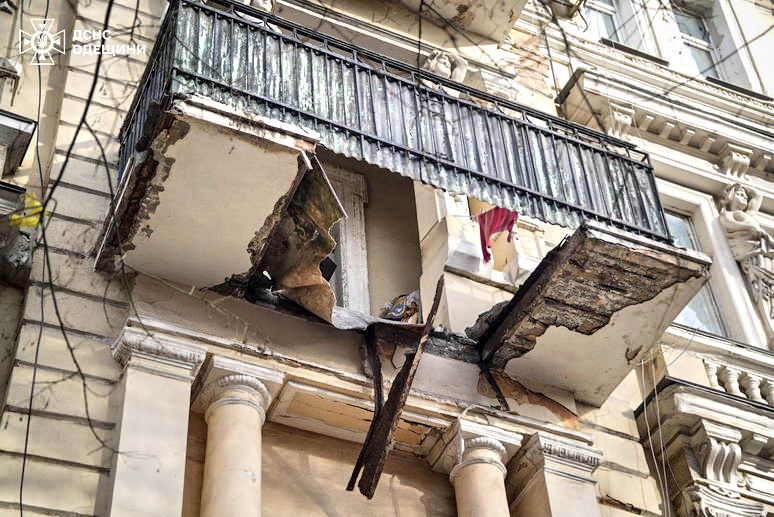 В центре Одессы упал балкон с двумя женщинами
