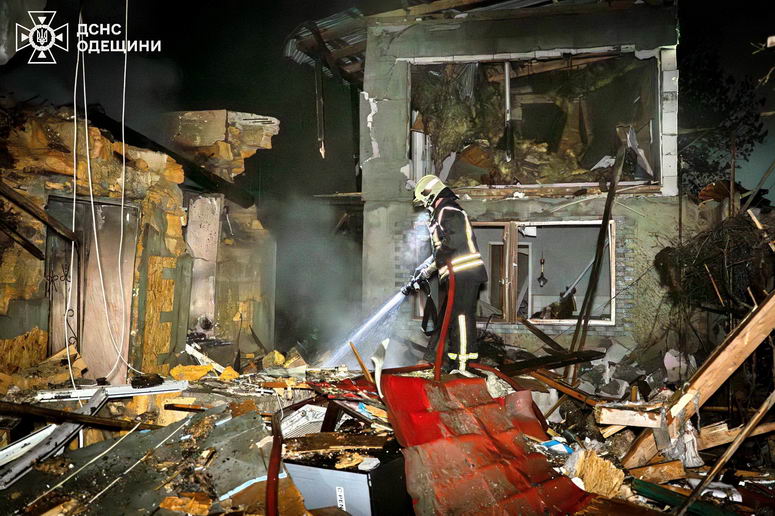 В Одессе в результате атаки россии разрушен частный дом, 5 человек пострадали