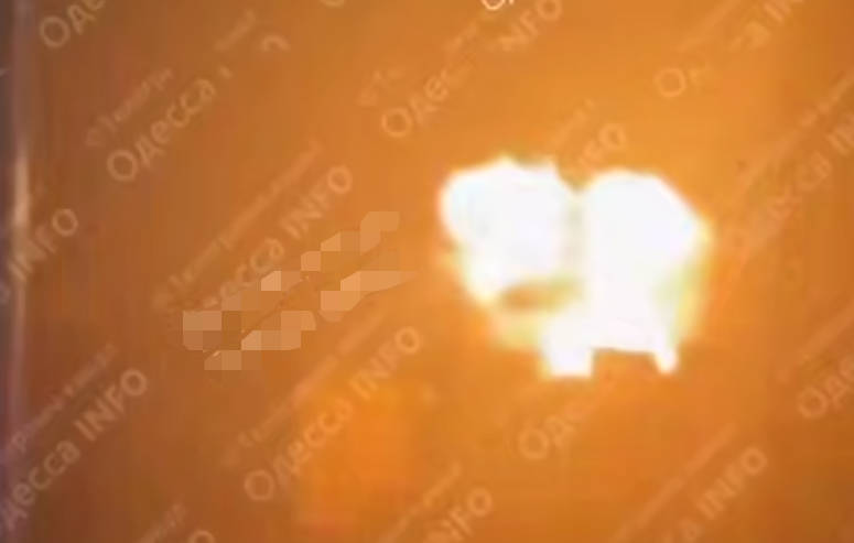 В Одессе «шахед» попал в жилой дом — город частично без электричества