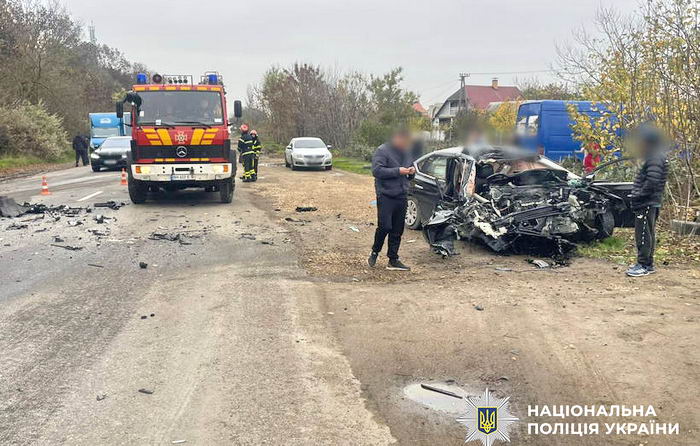 Одесситка за рулем легковушки выехала на встречную полосу и врезалась в грузовик