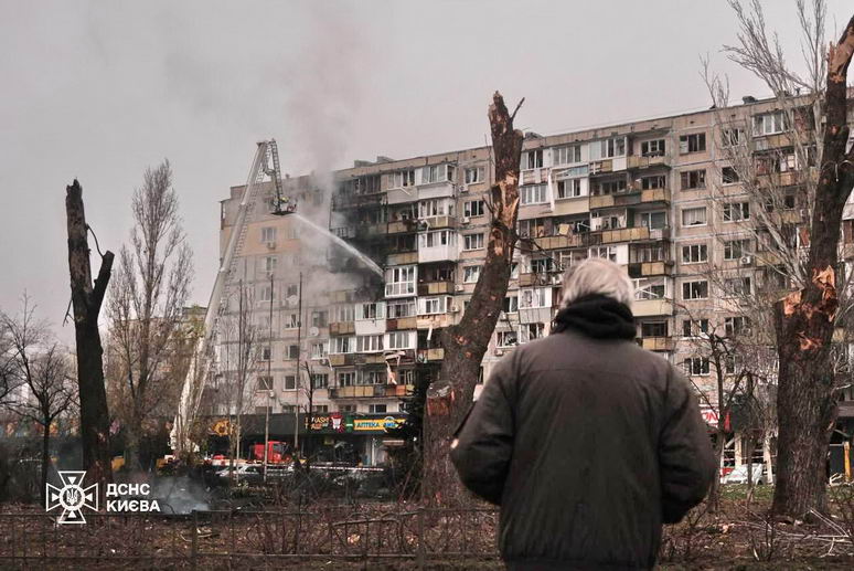 Массированный ракетно-дроновый удар по Киеву — 2 человека погибли
