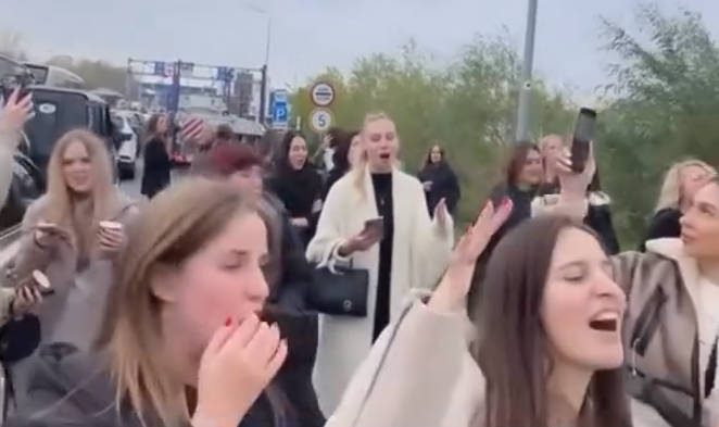 Одесситки поехали на концерт Лободы в Кишиневе: пели песни на границе и подрались с россиянками