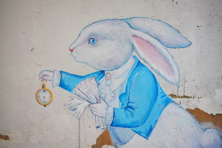 В Одессе нарисовали мурал к 160-летию книги «Алиса в Стране чудес»