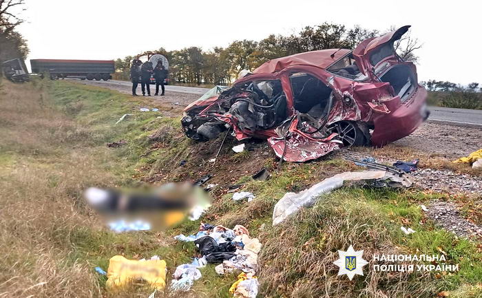 На трассе Одесса-Рени мать с двумя детьми в авто врезалась в грузовик