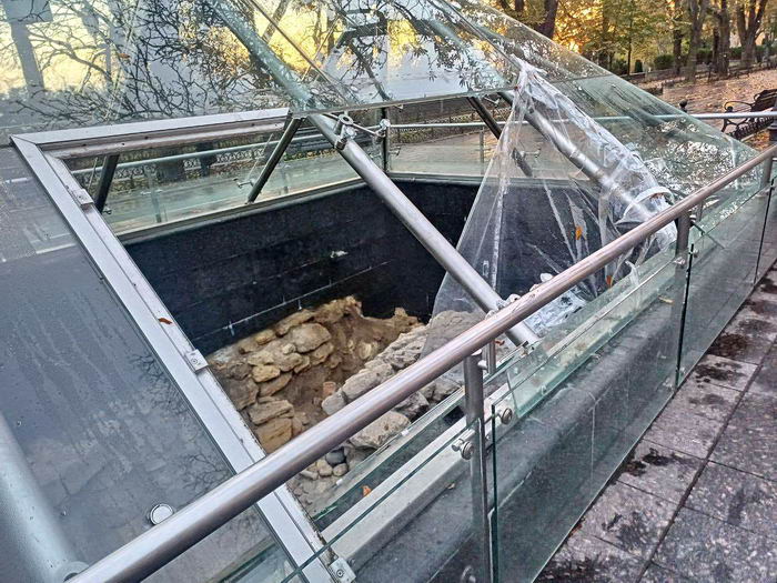 На Приморском бульваре разбили стекло в саркофаге древнегреческой экспозиции