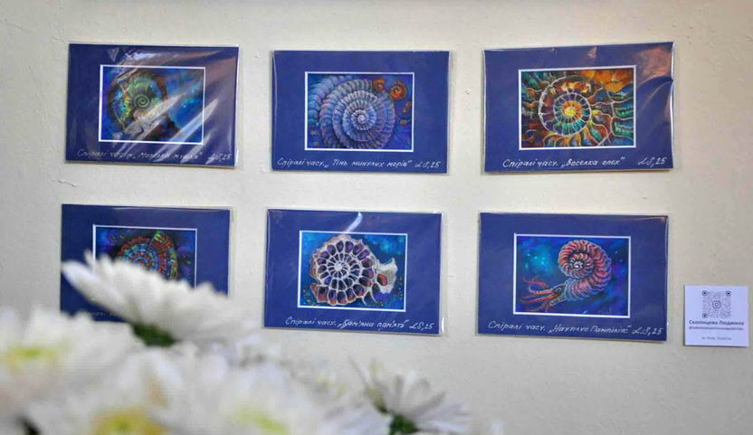 В Одессе открылась выставка 400 миниатюрных картин 65 авторов