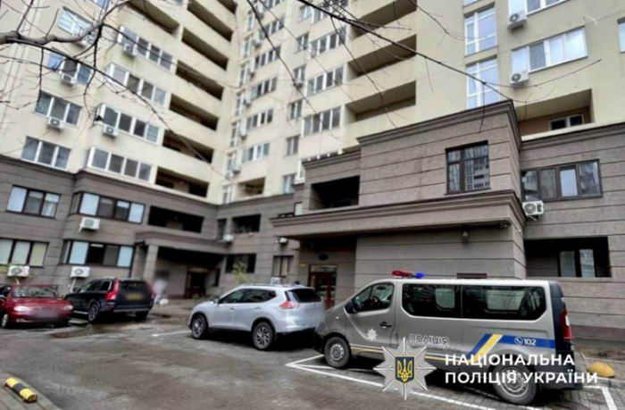 В ЖК «Одесские традиции» мужчина выпрыгнул с 13 этажа