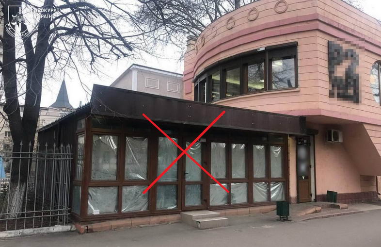 На улице Канатной демонтировали незаконную пристройку в кафе