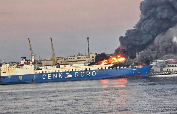 По Одесскому порту рашисты нанесли удар баллистике — горит паром