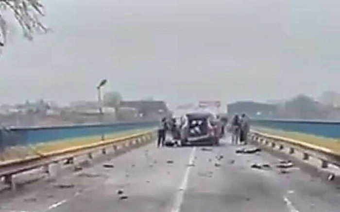 Во время атаки по мосту в Маяках погибла женщина в авто, трое детей ранены