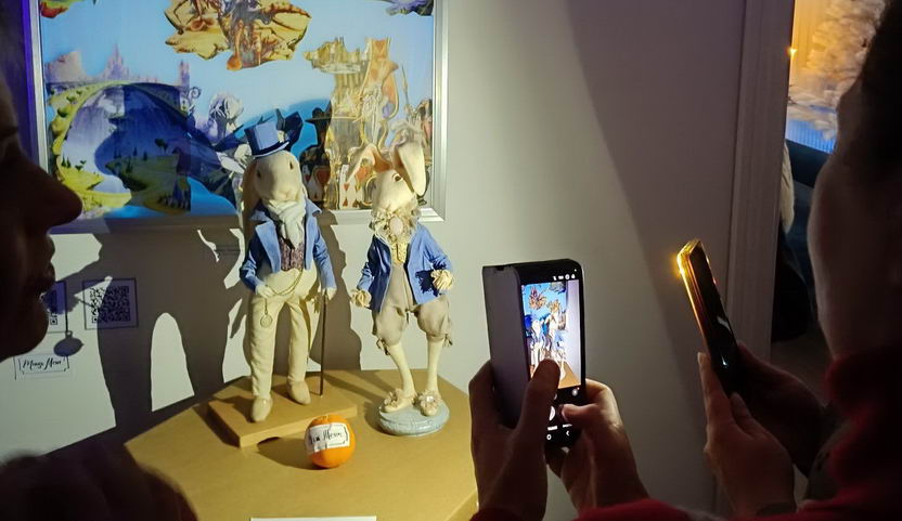 В музее Блещунова проходит выставка «Сквозь Зеркало в Страну Чудес»